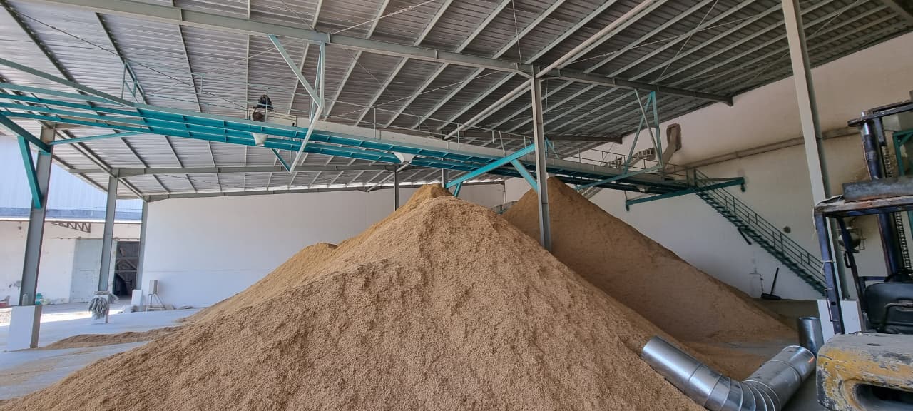 Instalasi Gudang Curah Sekam memggunakan chain conveyer gantung